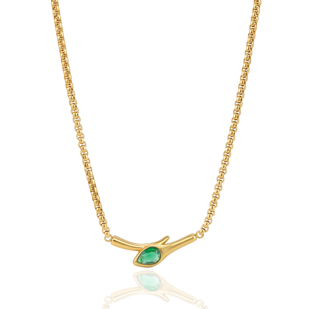 Slangvormige hanger met groen zirkoonsteentje aan gouden ketting