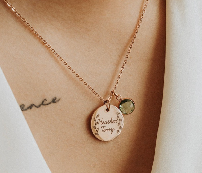 Gepersonaliseerde geboortesteen ketting gedragen om de hals, met graveerbare naam