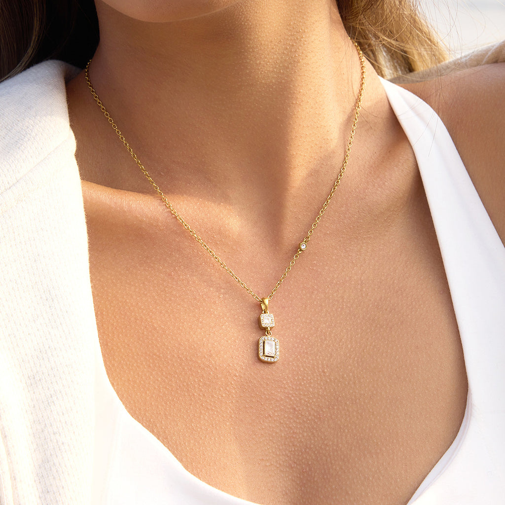 Vierkante hanger ketting met sprankelende zirconiasteen, close-up gedragen