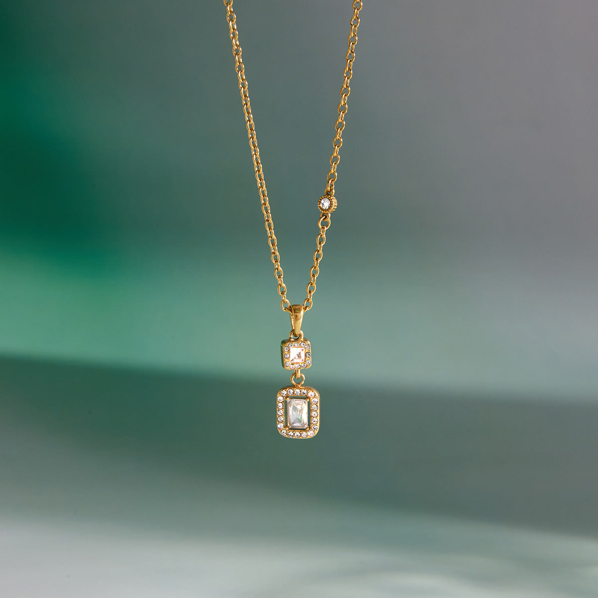 Productfoto van gouden vierkante hanger ketting met zirconia hangend
