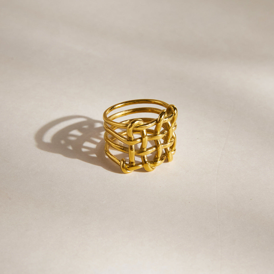 Close-up van goudkleurige gevlochten statement ring