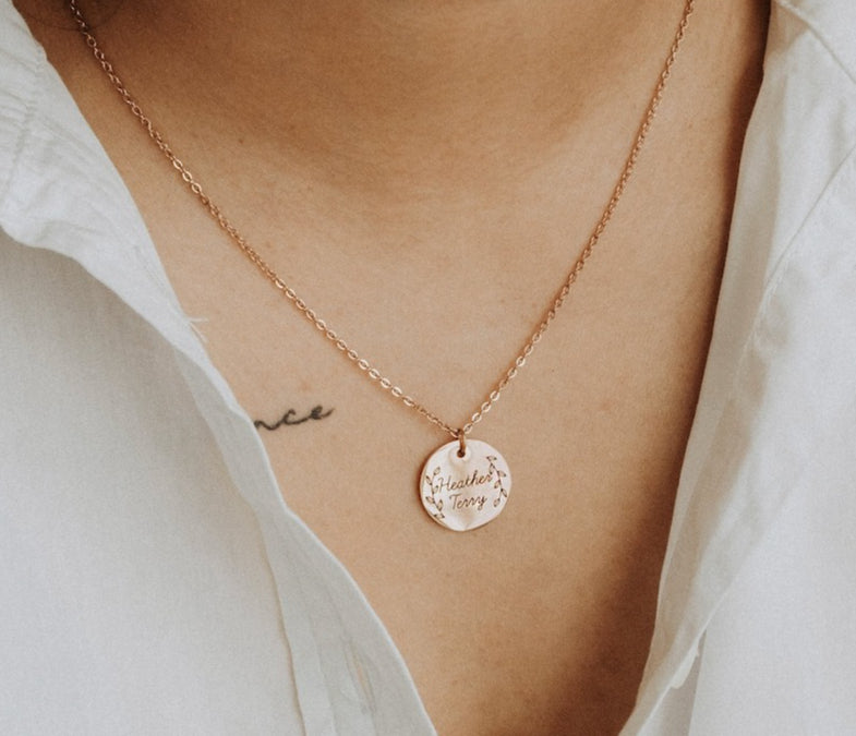 Close-up van gepersonaliseerde geboortesteen ketting met graveerbare naamhanger