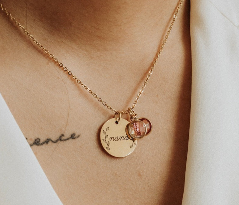 Gepersonaliseerde geboortesteen ketting gedragen met graveerbare naam "nana" en birthstone hanger