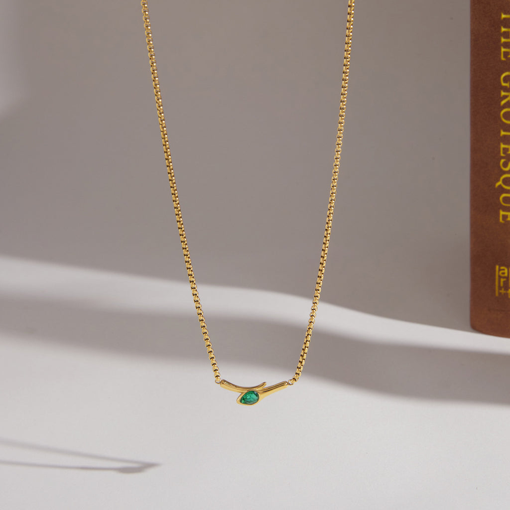 Goudkleurige slangenketting met zirkonia hanger, close-up