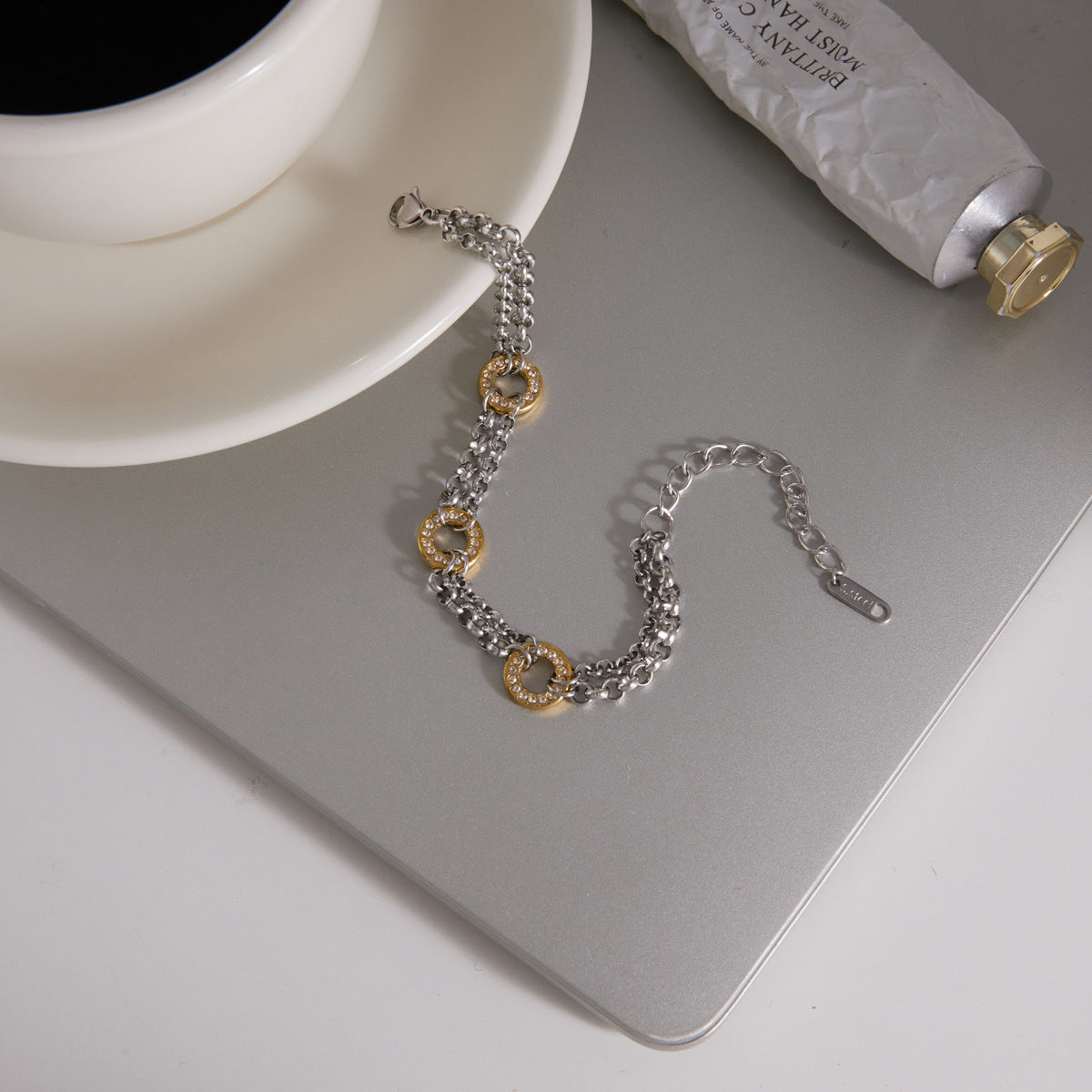 Tweekleurige zirkonia schakelarmband plat neergelegd close-up