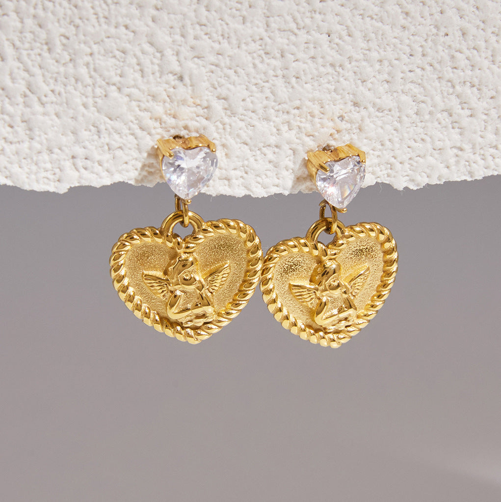 Goudkleurige hart oorbellen met zirkonia close-up