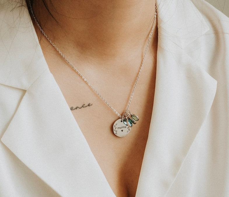 Gepersonaliseerde geboortesteen ketting in zilver, gedragen met graveerbare naam "mama"