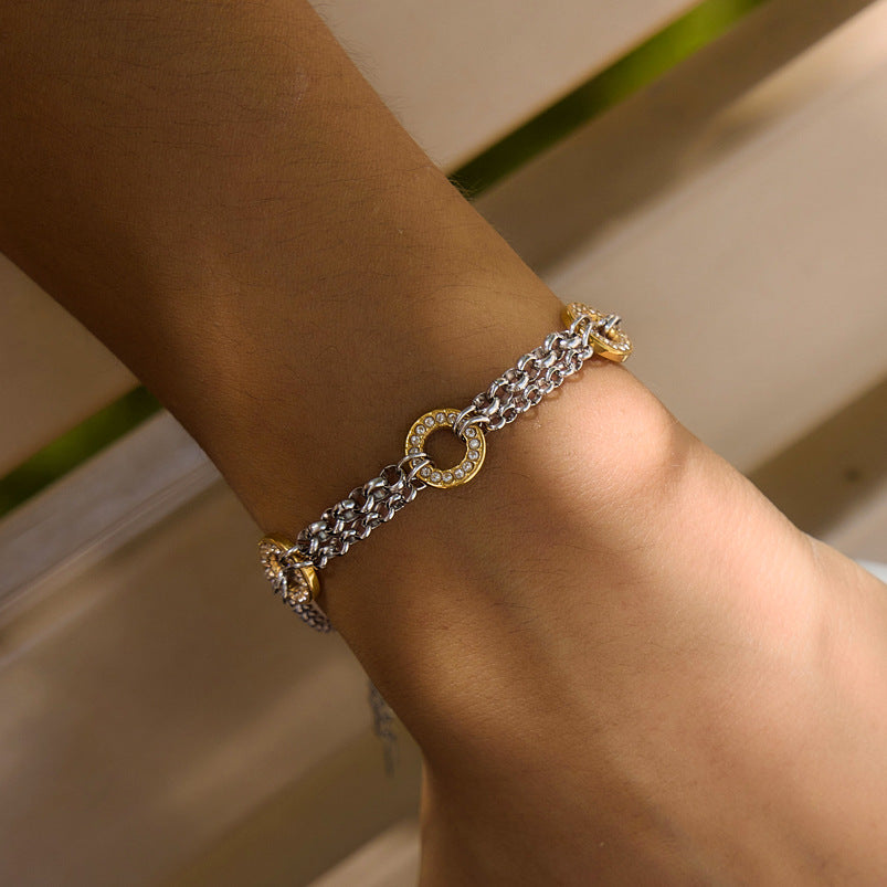 Tweekleurige zirkonia schakelarmband gedragen bij daglicht