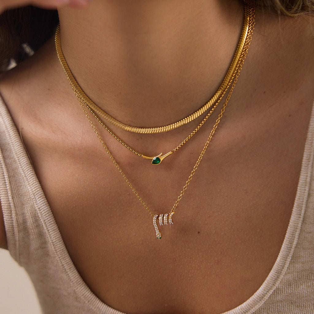 Slangenketting met zirkonia gedragen in laagjes-look