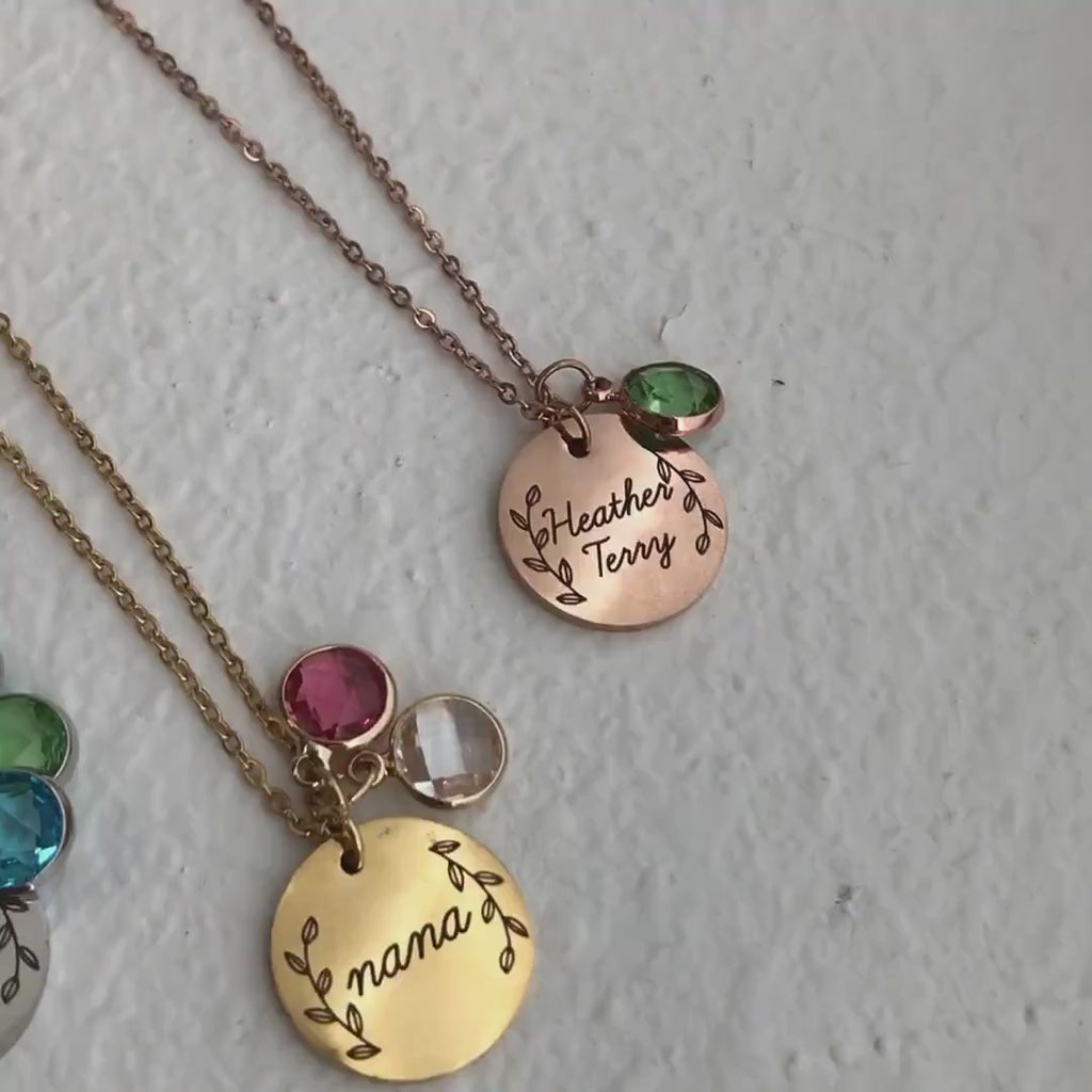 Video van gepersonaliseerde geboortesteen ketting met graveerbare naam en birthstones